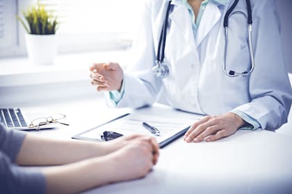Un diagnóstico adecuado de TDAH normalmente requiere varios pasos: una entrevista con el paciente, un historial médico y de desarrollo, cuestionarios sobre síntomas y, si es posible, conversaciones con otras personas en la vida del paciente