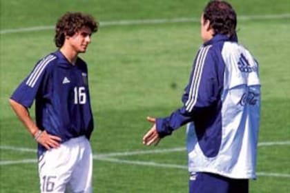 Un diálogo entre Pablo Aimar, hoy asistente de Scaloni, con Bielsa coo DT de la selección