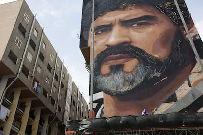 Un Diego Maradona gigante pintado en el Bronx de Nápoles por el artista callejero Jorit