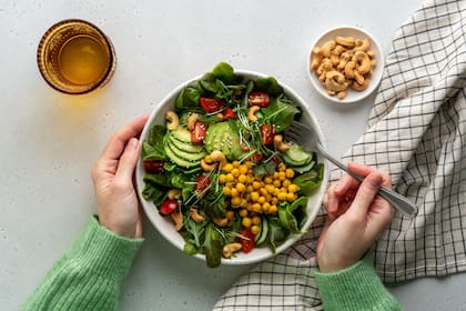 Un dieta rica en verduras y frutas y baja en carnes rojas y ultraprocesados, entre otros alimentos, se asoció con un menor riesgo de muerte prematura durante un período de tres décadas