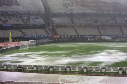 Un diluvio, y un drenaje muy malo en el Monumental, impidieron que se juegue un Argentina-Brasil en 2018