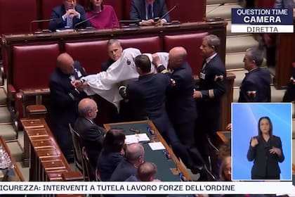 Un diputado italiano irrumpió en el parlamento disfrazado de fantasma y lo expulsaron