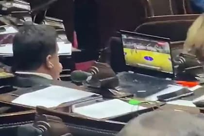 Un diputado oficialista fue descubierto mirando un partido de básquet en plena sesión