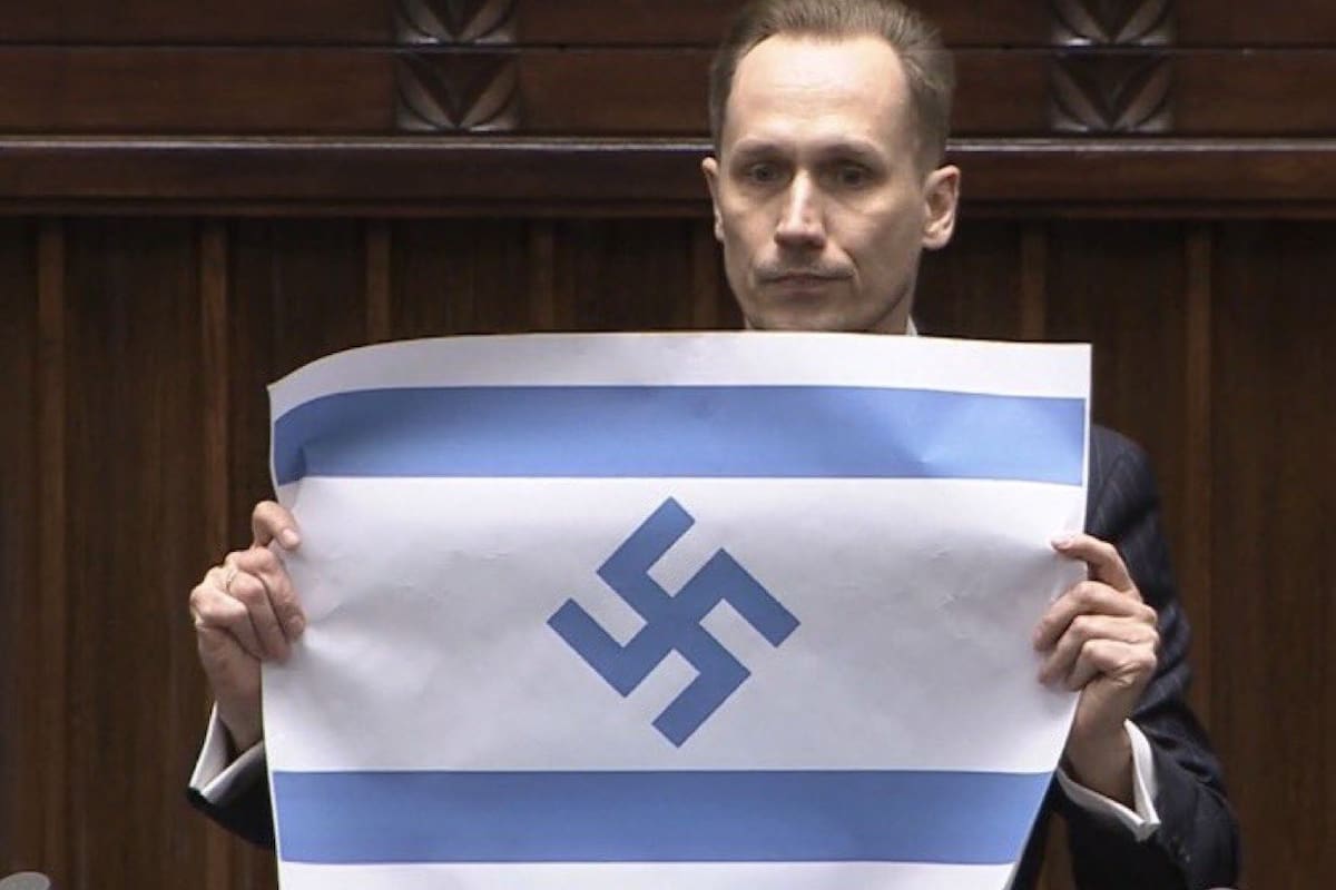 Un diputado polaco mostró en el parlamento la bandera israelí con la esvástica nazi