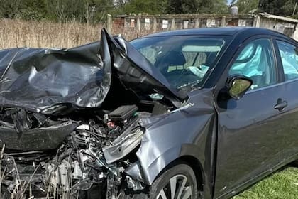 Mientras circulaba por el cruce de Antártida Argentina y calle 479, el vehículo Nissan de Di Cesare colosionó con un Volkswagen.