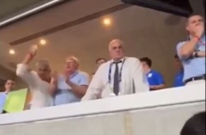 Un dirigente del fútbol juvenil uruguayo fue identificado por arrojar un vaso a los hinchas colombianos