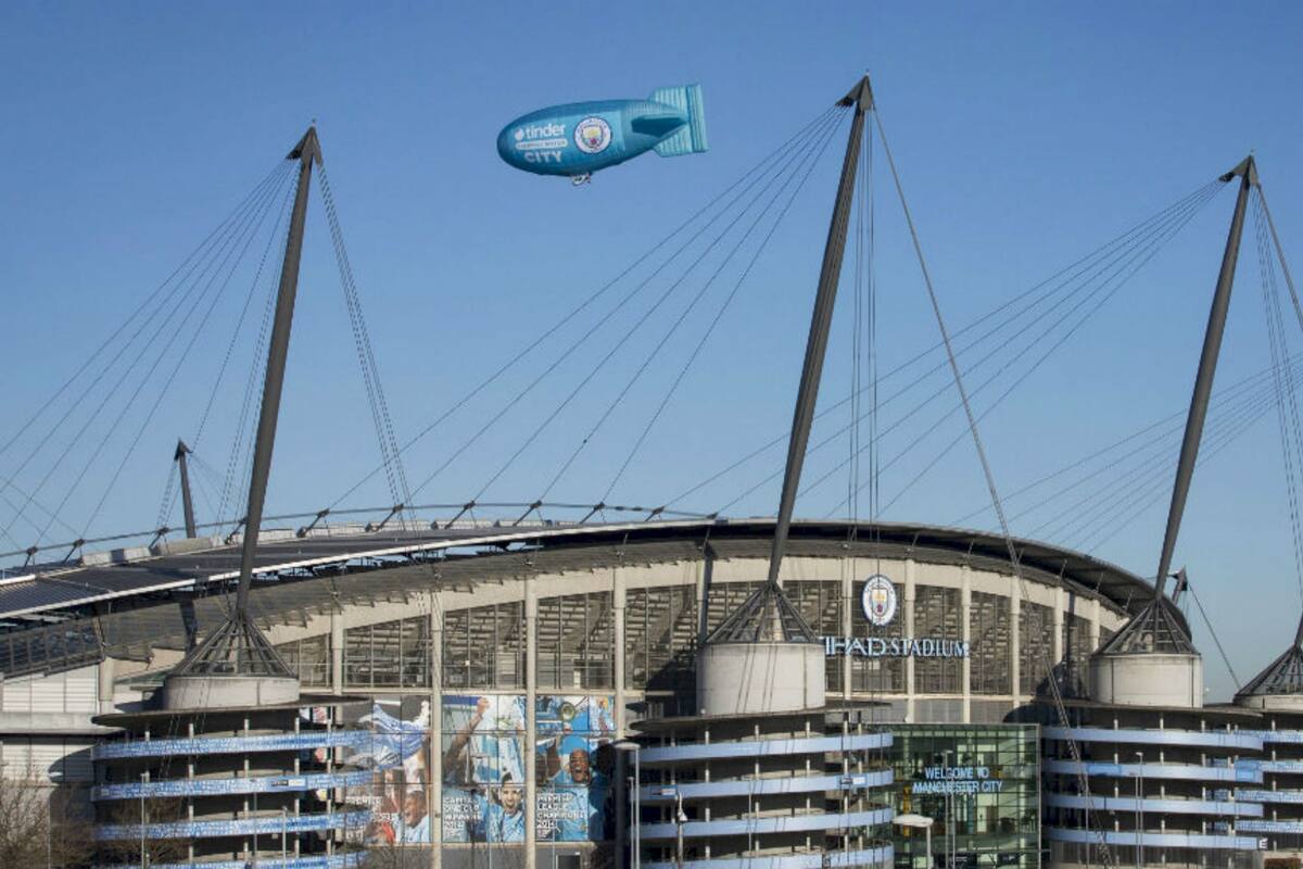 Un dirigible de Tinder con los colores del City sobrevoló el estadio el Etihad Stadium para anunciar el acuerdo