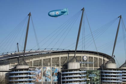 Un dirigible de Tinder con los colores del City sobrevoló el estadio el Etihad Stadium para anunciar el acuerdo