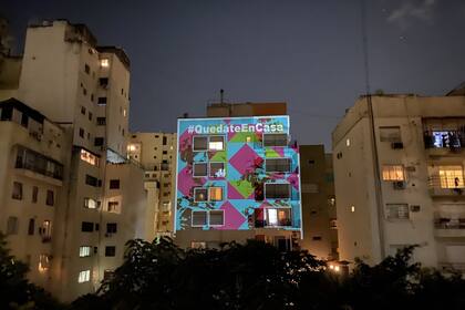 Un diseñador le regala a sus vecinos un show cada noche, en medio del aislamiento por coronavirus Covid-19