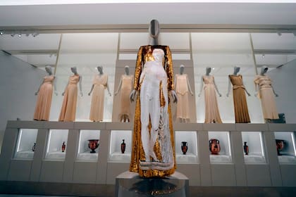 Un diseño de Dolce & Gabbana en la sección "Cuerpo clásico" en la exposición "Costume Art" (Arte del vestido) del Instituto del Vestido del Museo Metropolitano de Arte