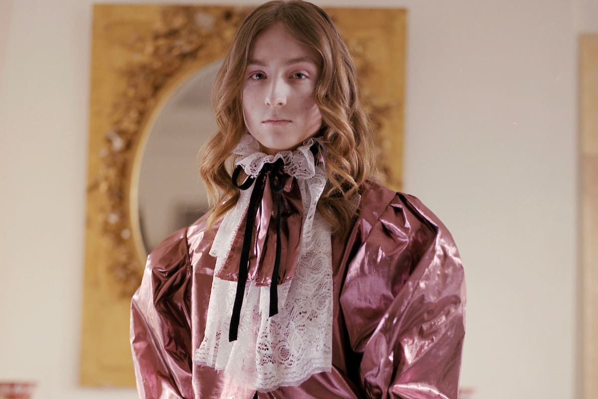 Un diseño de Harris Reed, creador contemporáneo, uno de los que se exhibirán en esta muestra en Londres