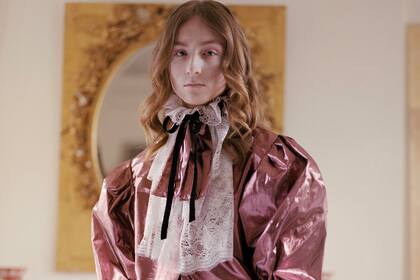 Un diseño de Harris Reed, creador contemporáneo, uno de los que se exhibirán en esta muestra en Londres