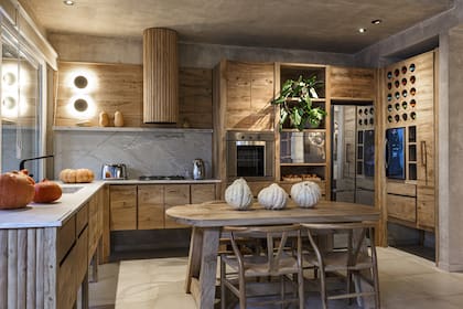Un diseño de Jorgelina Echaide, a la medida de su espacio en planta baja de Experiencia Casa Living. Mesada de cuarcita Calacatta (Canteras). Heladera (Longvie). Cava (Vondom).