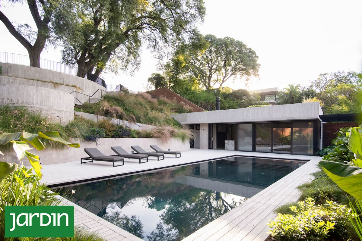 Un diseño naturalista contemporáneo, con geometrías marcadas en la fachada y un sector tropical en torno a la pileta