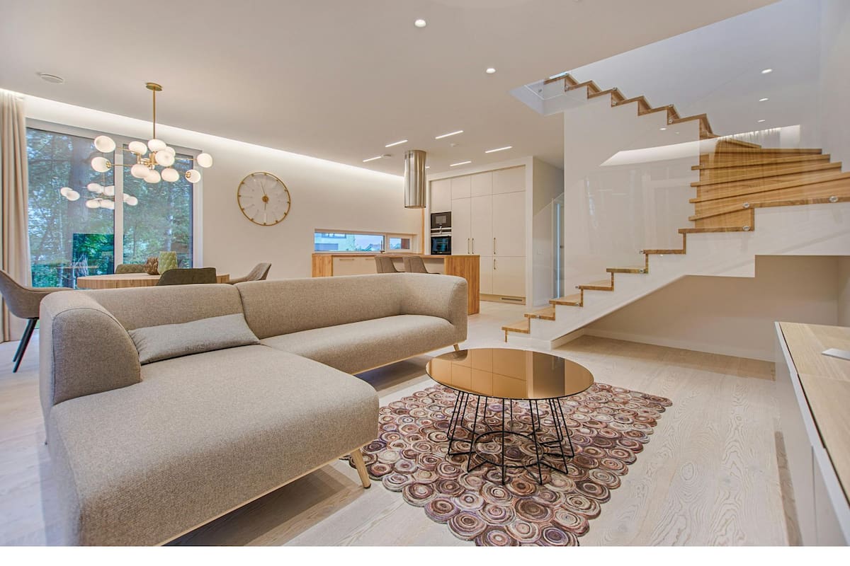 Un diseño vanguardista en Madrid demuestra cómo un ingenioso "triángulo mágico" puede maximizar el espacio en departamentos pequeños