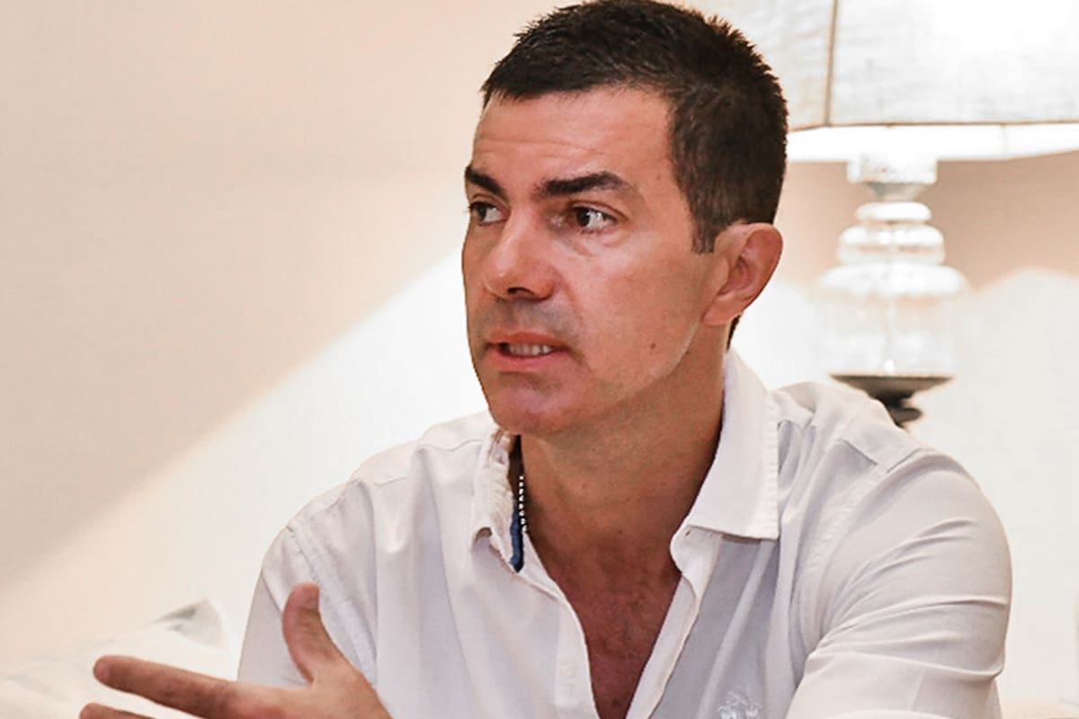 Un disparo impactó el rodado donde se trasladaba el exgobernador salteño en un trayecto proselitista; sus cuatro tripulantes salieron ilesos del suceso