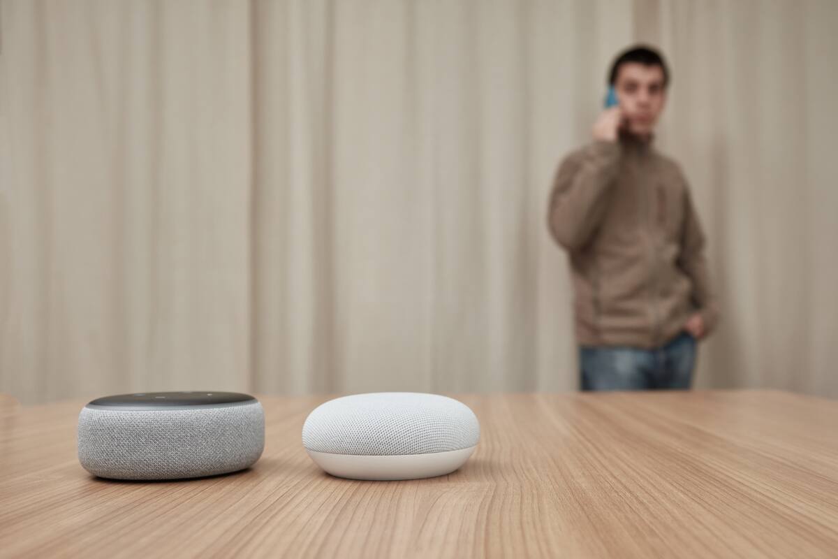 Un dispositivo Amazon Echo junto a Nest de Google. Bajo el estándar Matter, las principales compañías del sector buscan facilitar la interconexión de estos servicios y equipos