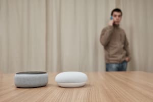 Un dispositivo Amazon Echo junto a Nest de Google. Bajo el estándar Matter, las principales compañías del sector buscan facilitar la interconexión de estos servicios y equipos