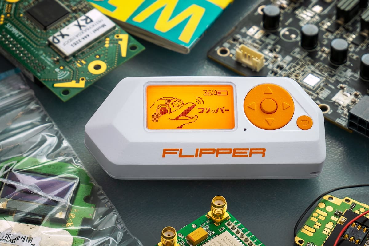 Un dispositivo Flipper Zero, una suerte de navaja suiza tecnológica; está en el mercado desde 2019, pero se hizo notorio por múltiples videos de TikTok donde se lo muestra abriendo puertas de autos o garages, encendiendo luces o desbloqueando dispositivos en forma inalámbrica