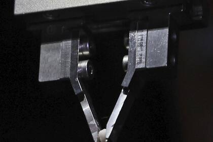 Un dispositivo para sacar escombros de un reactor en la dañada planta nuclear Fukushima hace una demostración, en Kobe, Japón, el 28 de mayo del 2024. (Kyodo News via AP)