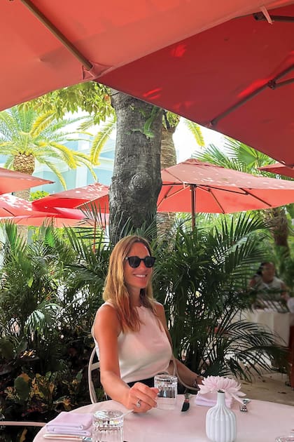 Un distendido almuerzo
en el restaurante Sant
Ambroeus, especializado
en comida italiana, que
queda en Palm Beach.