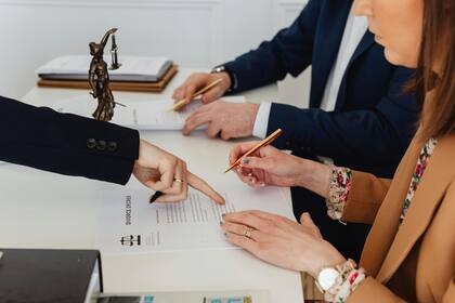 Un divorcio o anulación rompe la relación matrimonial y el solicitante no podrá naturalizarse como cónyuge