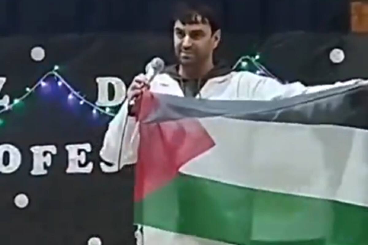 Un docente desplegó una bandera de Palestina durante un acto por el día del maestro en una escuela de Palermo