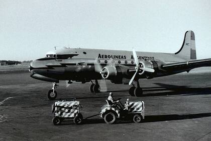 Un Douglas DC4 como este fue desviado de su vuelo original Buenos Aires - Ushuaia hacia las Islas Malvinas