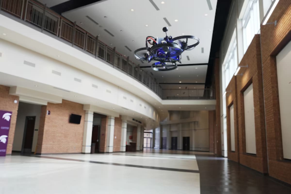 Un dron "Campus Guardian Angel" vuela por los pasillos de una escuela en un ejercicio de simulación