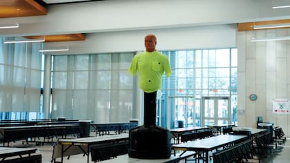 Un dron de Campus Guardian Angel derriba un maniquí durante una demostración en la escuela secundaria Memorial en Houston, Texas