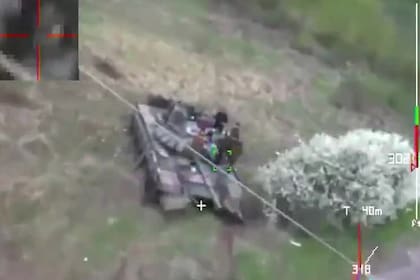 Un dron destruyó a un tanque ruso y asesinó a soldados que estaban haciendo un picnic