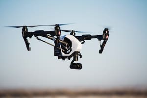 Un dron equipado con una cámara térmica, un dispositivo utilizado para monitorear cultivos e instalaciones industriales, y que ahora fue empleado para verificar la temperatura de las personas en cuarentena en China