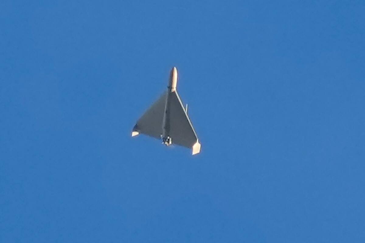 Un dron explosivo iraní Shahed lanzado por Rusia surca el cielo segundos antes de impactar contra un objetivo en Kiev (Archivo)