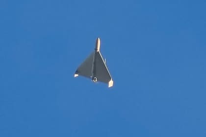 Un dron explosivo iraní Shahed lanzado por Rusia surca el cielo segundos antes de impactar contra un objetivo en Kiev (Archivo)