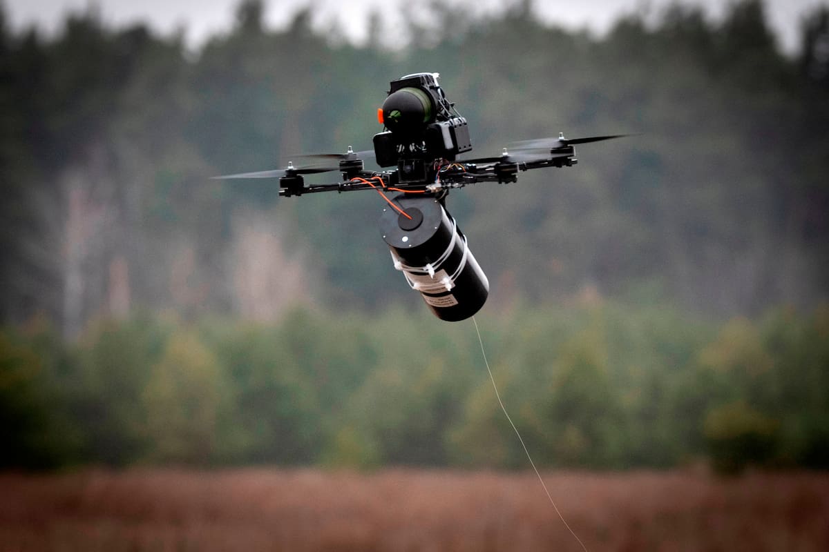 Un dron FPV de fibra óptica fabricado en Ucrania vuela en un mercado militar en un lugar no revelado de la región de Kiev
