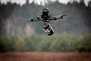 Un dron FPV de fibra óptica fabricado en Ucrania vuela en un mercado militar en un lugar no revelado de la región de Kiev