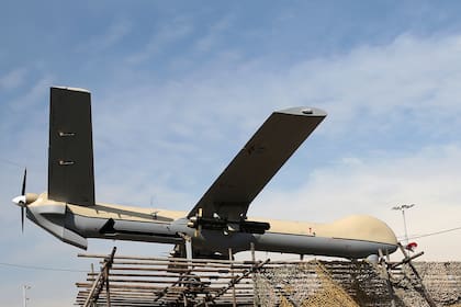 Un dron iraní Shahed-129 es exhibido en Teherán, Irán.