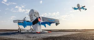 Pidió algo por Amazon y se lo trajo un dron, pero tiró el paquete en la pileta