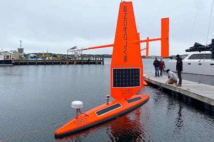 Un dron oceánico Saildrone Explorer es preparado para ser enviado al mar el 9 de diciembre del 2021, en Newport, Rhode Island. (Susan Ryan/Saildrone vía AP)