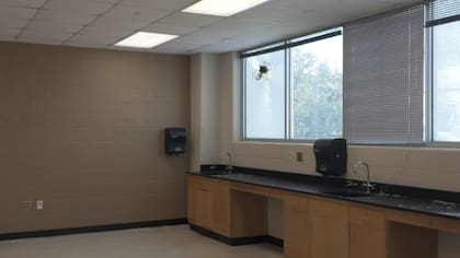 Un dron rompe la ventana e ingresa en el aula en un ejercicio de simulación