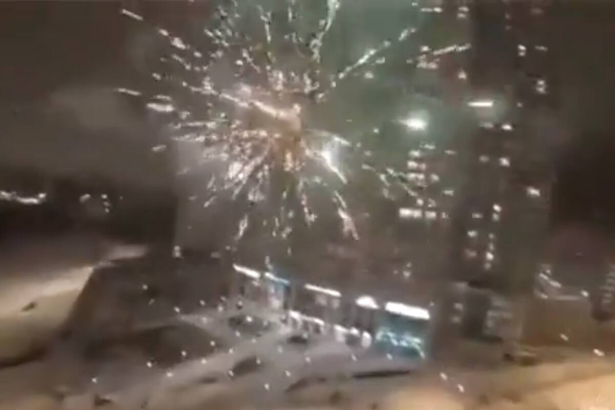 Un drone atraviesa fuegos artificiales