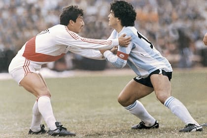 Un duelo inolvidable: el peruano Luis Reyna sigue por todos lados a Diego Maradona, en uno de los partidos por la eliminatoria mundialista de 1985
