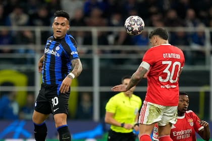 Un duelo que se repite: Lautaro Martínez con la camiseta de Inter y Nicolás Otamendi con la de Benfica; ambos equipos comparten grupo en la Champions League sorteada este jueves