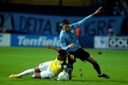 Un duelo repetido y que tuvo un pasaje de tensión: el uruguayo Rodrigo Bentancur avanza ante el ecuatoriano Gonzalo Plata
