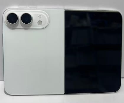 Un "dummy" del supuesto iPhone Fold, una maqueta que tienen los fabricantes de fundas y otros accesorios para probar el volumen general del equipo