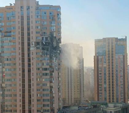 Un edificio afectado por el ataque de un misil ruso
