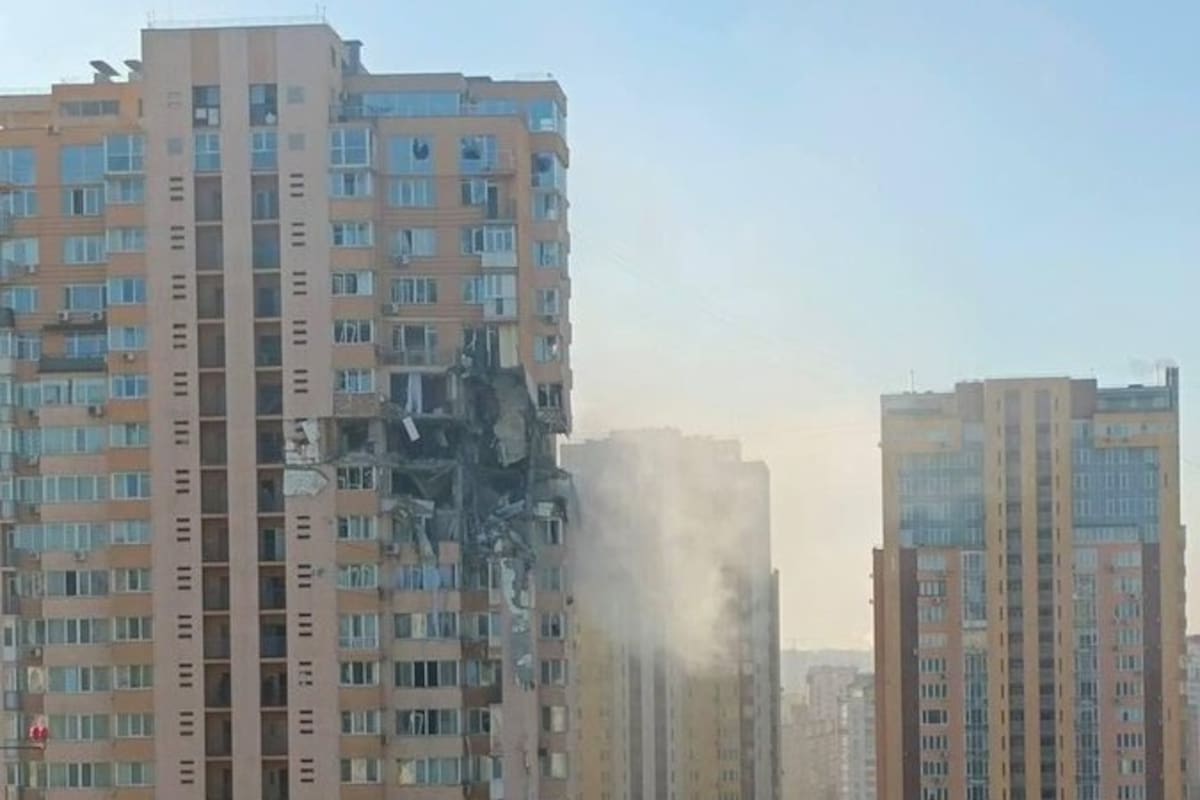 Un edificio dañado por un ataque en la capital, Kiev.