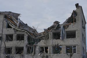 Un edificio dañado tras un ataque ruso con misiles en Kiev, Ucrania, el jueves 16 de abril de 2026