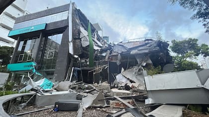 Un edificio de Bancaribe que colapsó tras un terremoto en Caracas