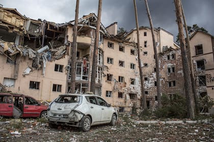 Un edificio de departamentos dañado tras un bombardeo en la ciudad de Irpin, 26 kilómetros al oeste de Kiev, Ucrania, el viernes 4 de marzo de 2022